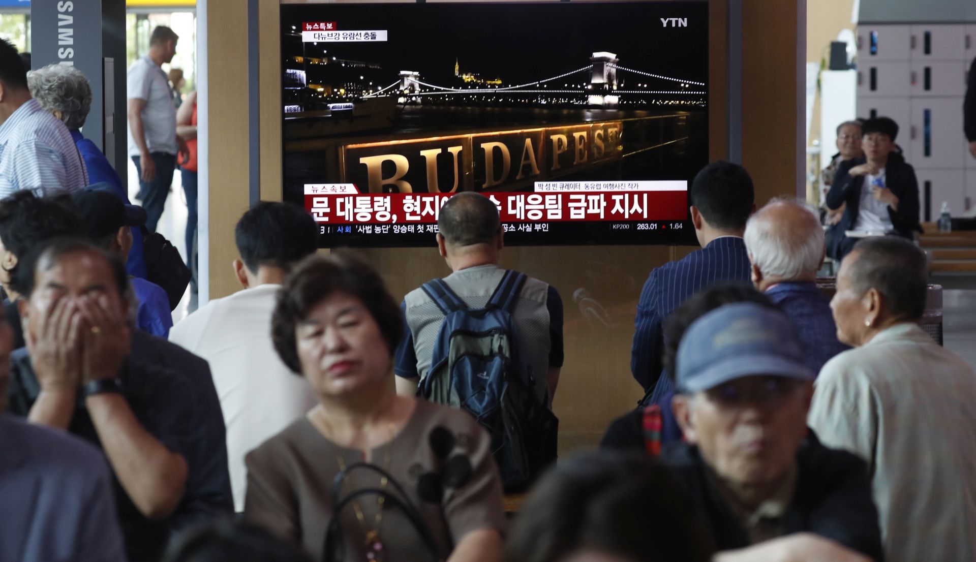 epa07611602 South Korean people watch breaking news on television at Seoul Station in Seoul, South Korea, 30 May 2019. According to the South Korea foreign ministry, seven South Korean citizens were killed and are 19 missing after the tourist boat crashed in the river Danube in Budapest, Hungary late 29 May (local time).  EPA/JEON HEON-KYUN