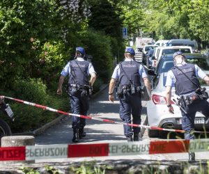 epa07615125 Police near the house where an alleged hostage-taking claimed three lives, in Zurich, Switzerland, 31 May 2019. According to reports, three people were killed in a suspected hostage taking in Zurich.  EPA/ENNIO LEANZA