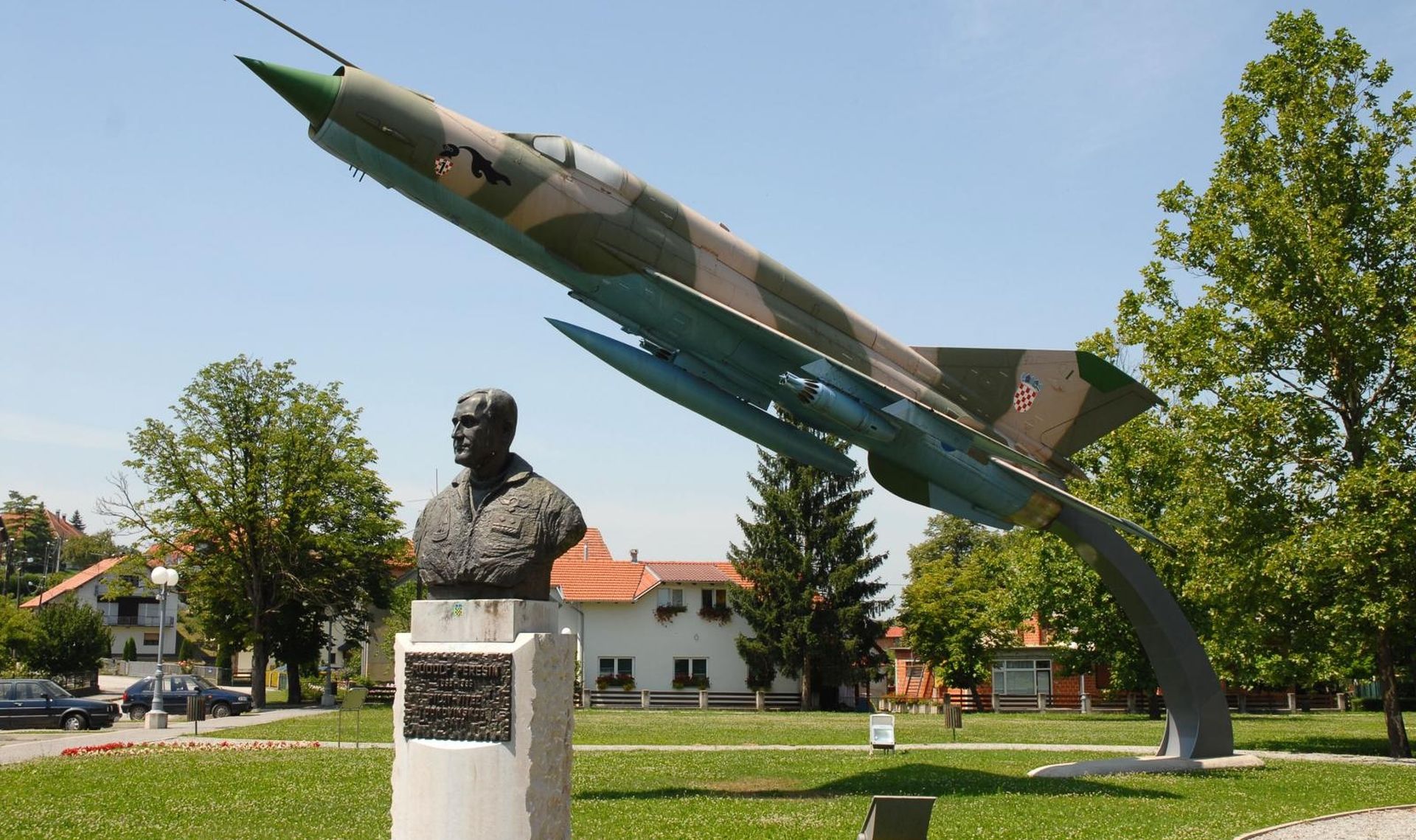 15.07.2009., Gornja Stubica - 24. lipnja 2004. u Gornjoj Stubici je otvoren spomen park "Rudolf Peresin" u kojem se nalazi pilotova statua i konzervirani MiG-21 koji je dosao iz remontnog zavoda u Velikoj Gorici.
Photo: Zeljko Pusec/Vecernji list