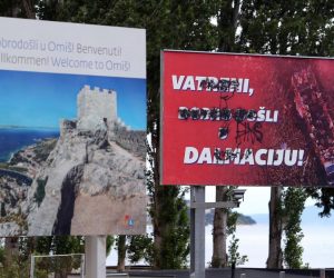 30.05.2019., Omis - Isaran plakat dobrodoslice Vatrenima na ulazu u Omis.
Photo:Ivo Cagalj/PIXSELL
