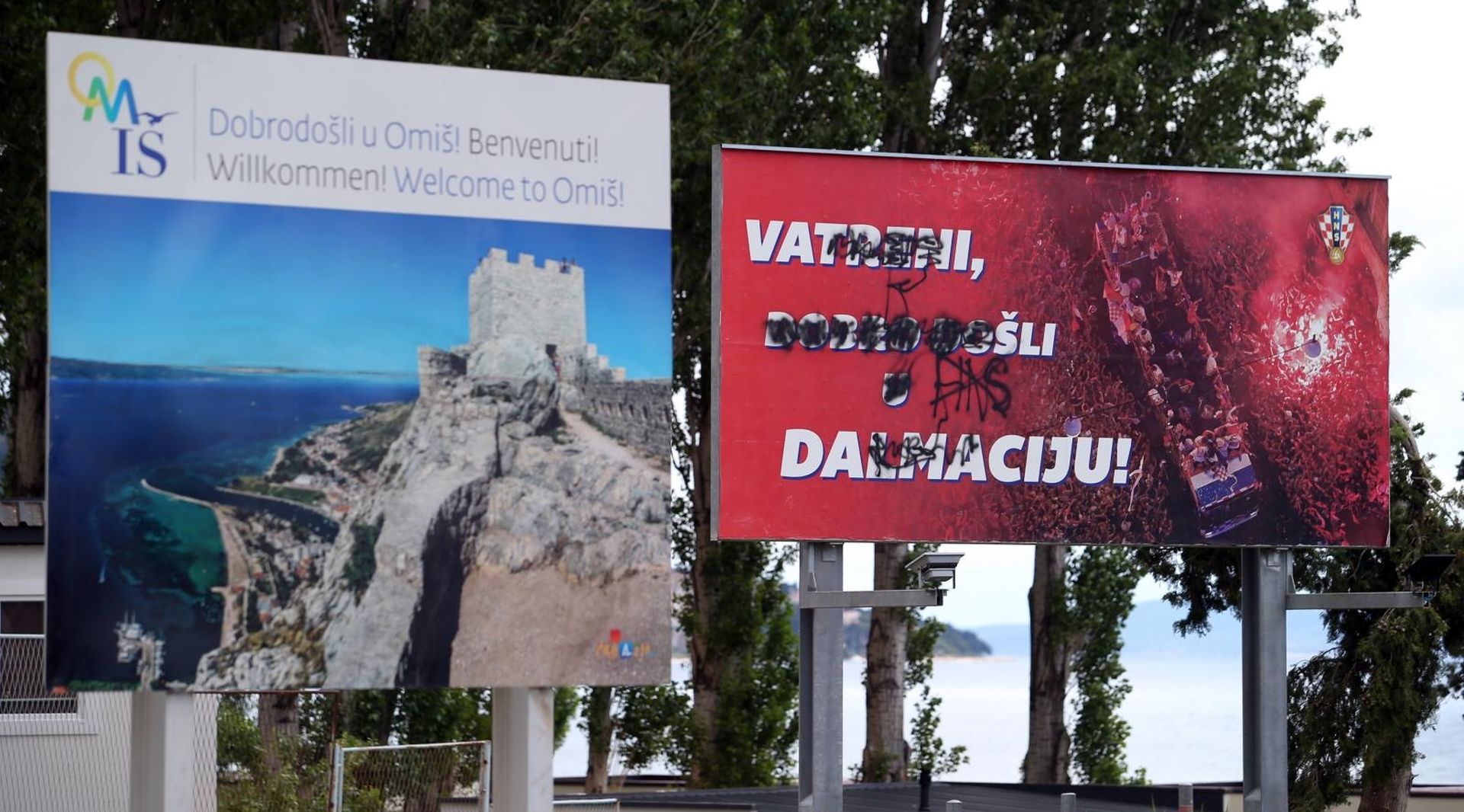 30.05.2019., Omis - Isaran plakat dobrodoslice Vatrenima na ulazu u Omis.
Photo:Ivo Cagalj/PIXSELL