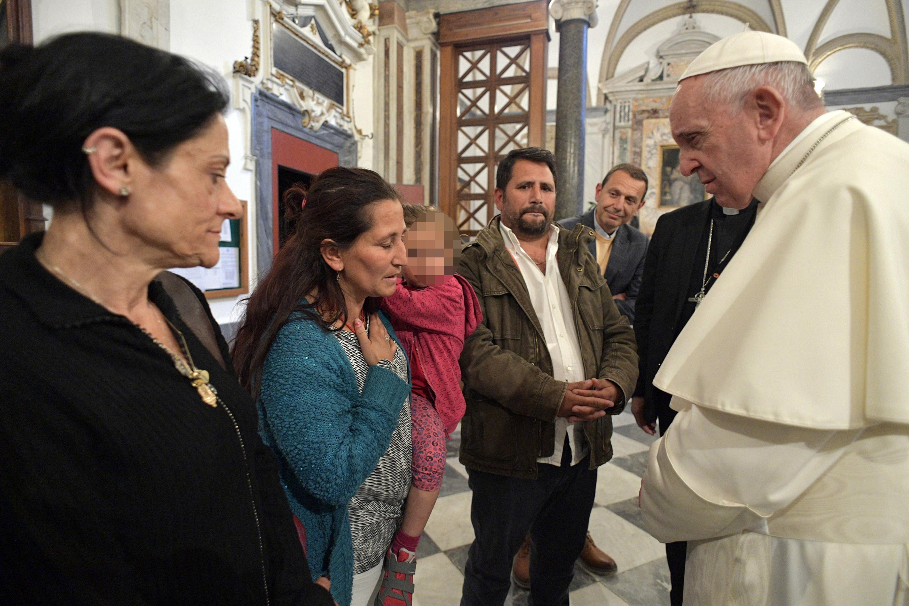 epa07559016 A handout picture provided by the Vatican Media shows a Roma family during the private audience with Pope Francis at the Basilica di San Giovanni in Laterano in Rome, Italy 09 May 2019. Pope Francis expressed dismay at the plight of Roma people during an audience with members of the ethnic minority.  EPA/VATICAN MEDIA HANDOUT ATTENTION EDITORS: CHILDS FACE PIXELATED DUE TO ITALIAN LAW HANDOUT EDITORIAL USE ONLY/NO SALES