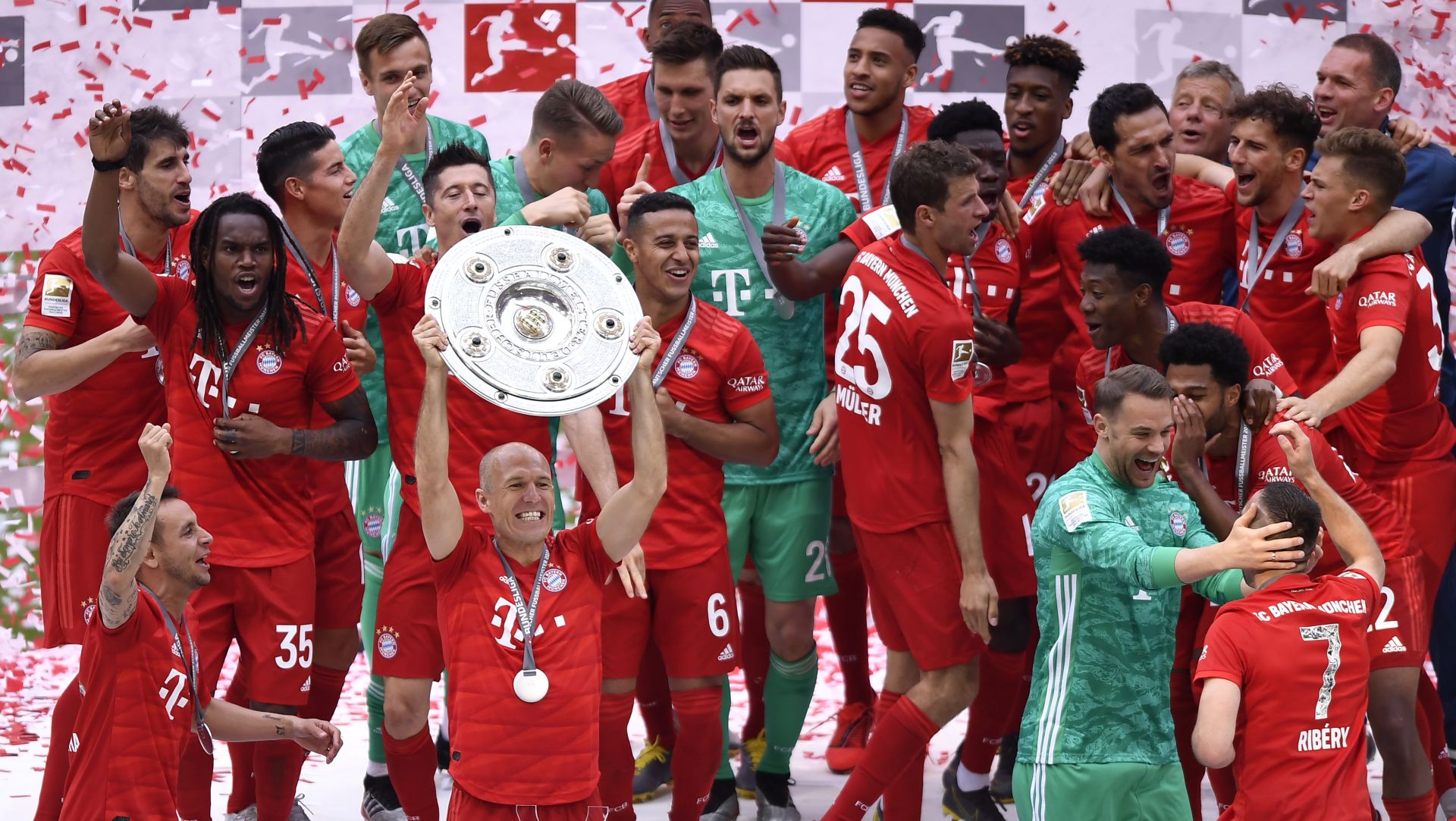 epa07581595 Munich team celebrate with the trophy after winning the German championship after the German Bundesliga soccer match between FC Bayern Munich and Eintracht Frankfurt in Munich, Germany, 18 May 2019.  EPA/LUKAS BARTH-TUTTAS CONDITIONS - ATTENTION: The DFL regulations prohibit any use of photographs as image sequences and/or quasi-video.