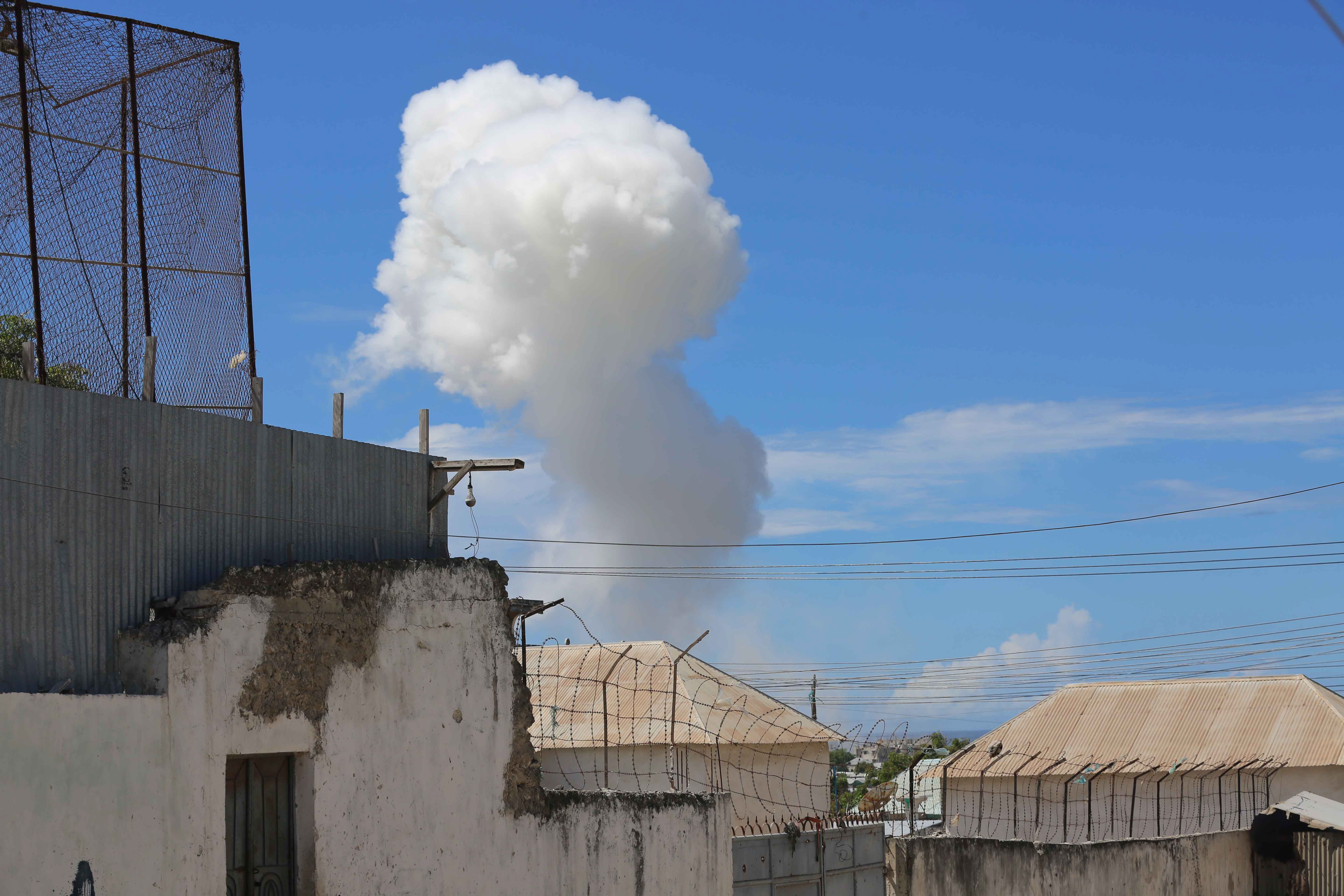 epa07591081 Smoke billows from a suspected explosion in  Mogadishu, Somalia, 22 May 2019. According to initial reports, a blast allegedly occured at a security checkpoint near the Presidential Palace.  EPA/SAID YUSUF WARSAME