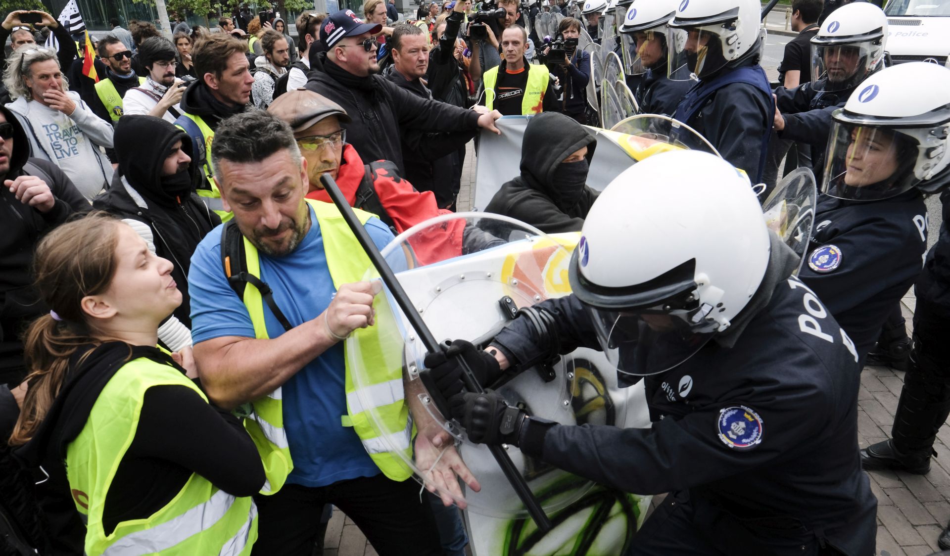 epa07602502 Protesters wearing yellow vests, commonly worn by transport drivers', clash with police during a protest against higher fuel prices organized by French and Belgium members of the yellow vests movement near European institution headquarters in Brussels, Belgium, 26 May 2019. The protest was aimed at disrupting the European Union institutes during the organizations elections, but protester broken up and arrested before the demonstration started.  EPA/OLIVIER HOSLET