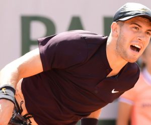 epa07605905 Borna Coric of Croatia plays Aljaz Bedene of Britain during their men’s first round match during the French Open tennis tournament at Roland Garros in Paris, France, 27 May 2019.  EPA/CAROLINE BLUMBERG