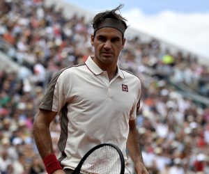 epa07615200 Roger Federer of Switzerland plays Casper Ruud of Norway during their men’s third round match during the French Open tennis tournament at Roland Garros in Paris, France, 31 May 2019.  EPA/JULIEN DE ROSA
