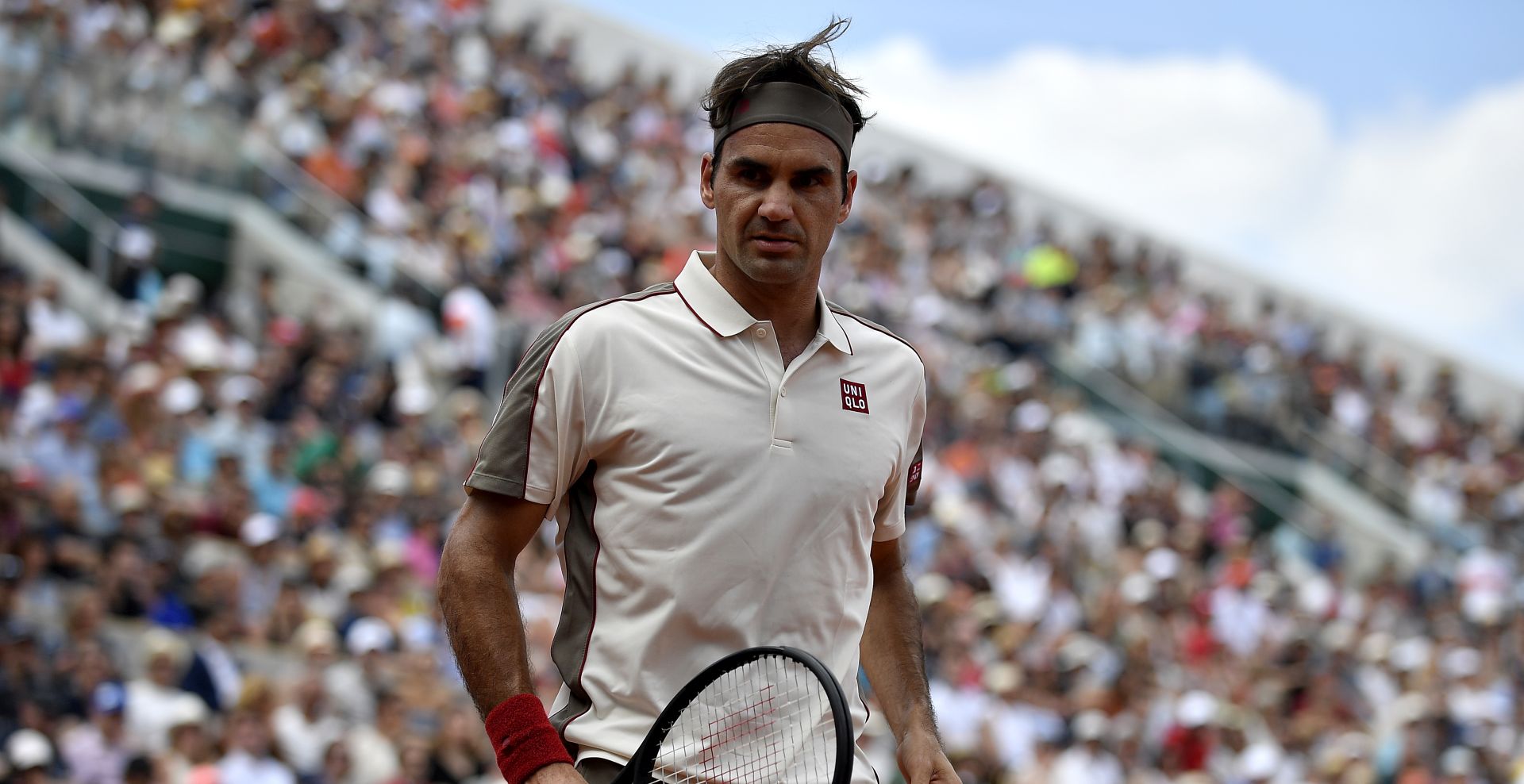 epa07615200 Roger Federer of Switzerland plays Casper Ruud of Norway during their men’s third round match during the French Open tennis tournament at Roland Garros in Paris, France, 31 May 2019.  EPA/JULIEN DE ROSA