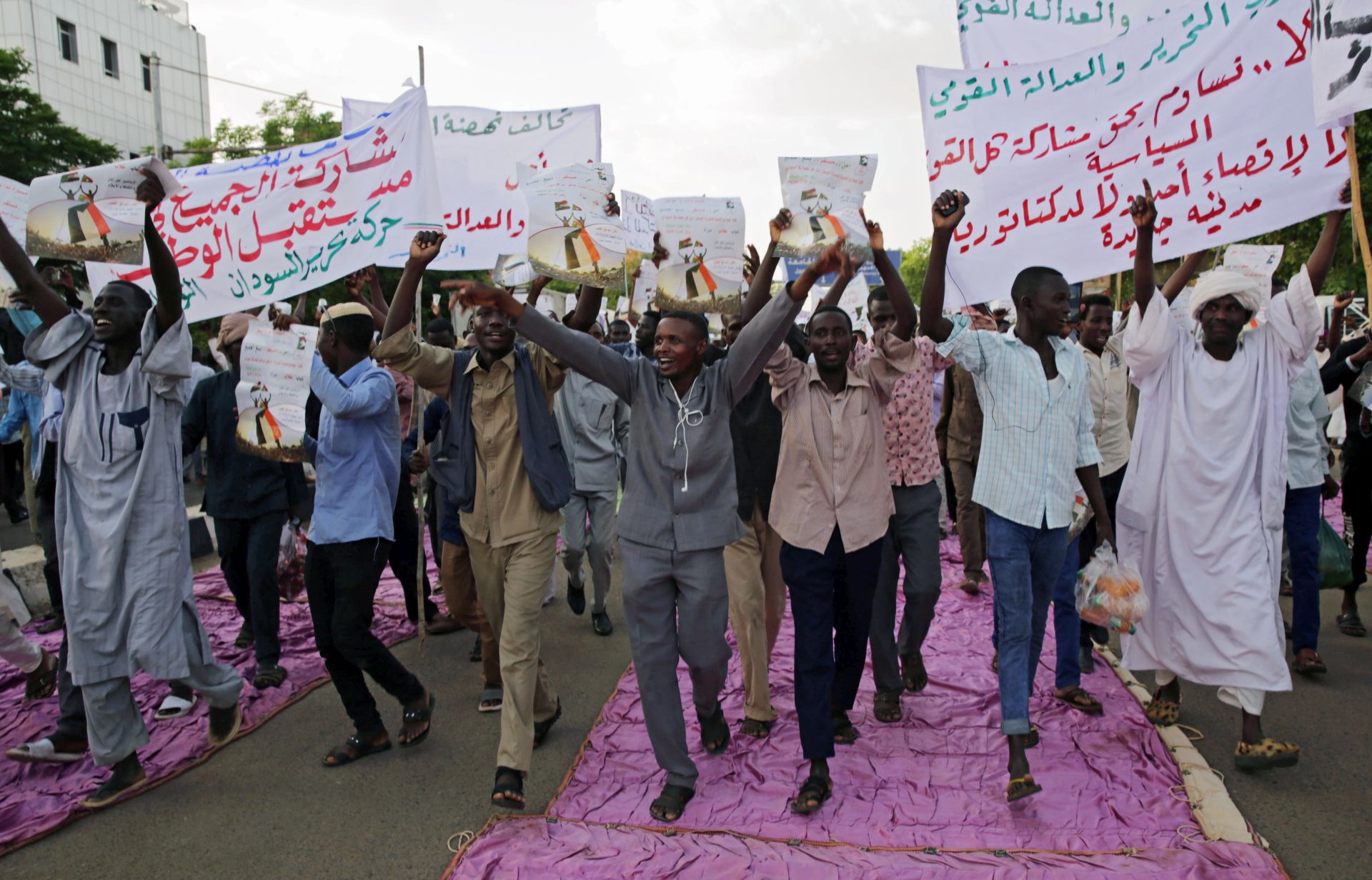 epa07616233 Supporters of the Transitional Military Council (TMC) rally in front of the Presidential Palace in Khartoum, Sudan, 31 May 2019. The pro-military protest in support of the TMC comes a day after a young man was killed and several others wounded by alleged shots from government forces near the sit-in, and the TMC told broadcaster AlJazeera it was shutting down its office and withdrawing staff members' work permits.  EPA/MARWAN ALI