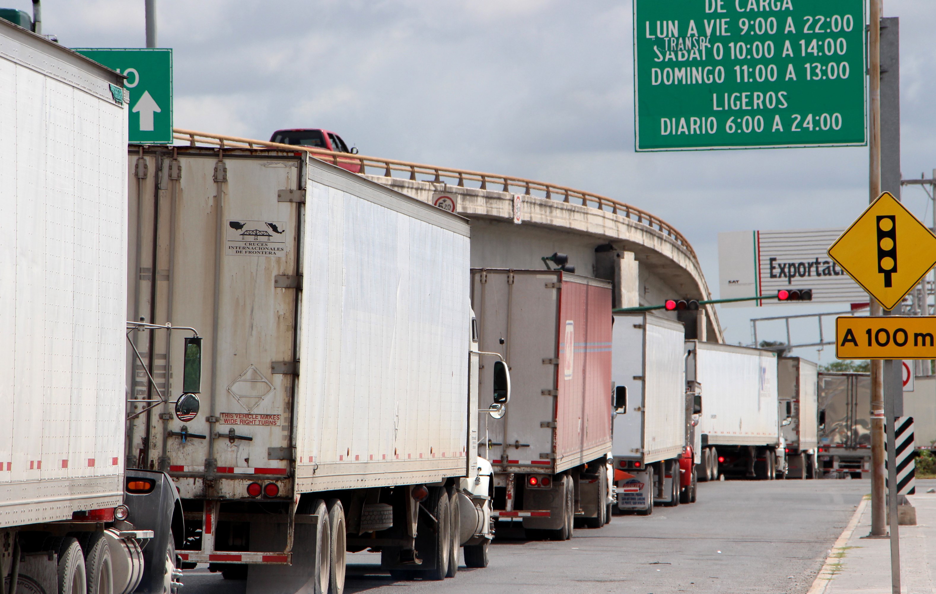 epa07616273 Mexican trucks that mainly transport automotive products await their turn to access the United States through the Ignacio Zaragoza International Bridge, in Matamoros, Tamaulipas, Mexico, 31 May 2019. Mexican President Andres Manuel Lopez Obrador maintained the offer of dialogue before the announcement by US President Donald J. Trump to impose taxes on all Mexican products if it does not control the migratory flow.  EPA/Abraham Pineda-Jacome