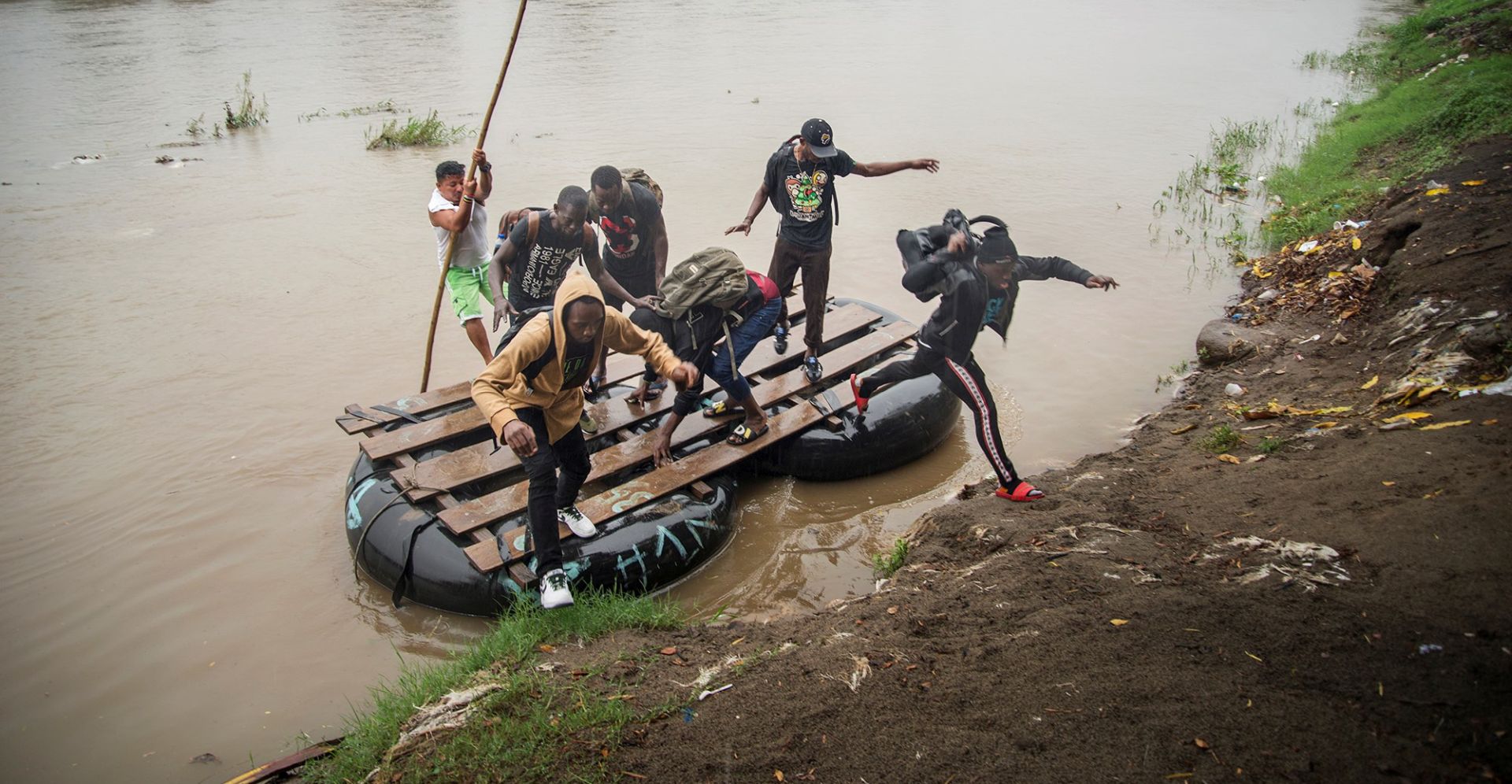 epa07616423 Migrants cross the Suchiate river, in Chiapas, Mexico, 31 May 2019. Mexican Foreign Minister Marcelo Ebrard announced that Mexico and the United States have begun negotiations so that the US does not apply tariffs to all Mexican products as a punitive measure over immigration.  EPA/Luis Villalobos BEST QUALITY AVAILABLE