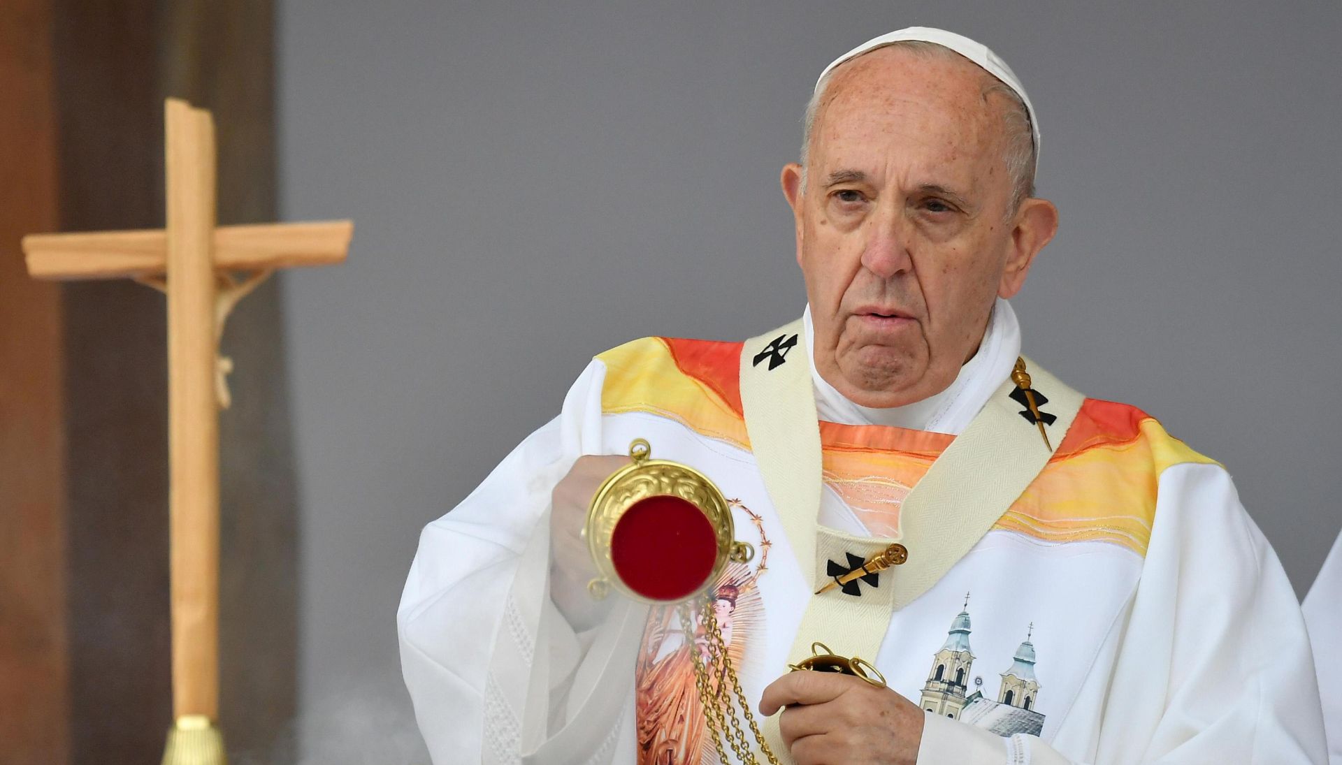 epa07617072 Pope Francis leads the Holy Mass at the Marian Sumuleu-Ciuc Shrine in Miercurea-Ciuc, Romania, 01 June 2019. The pontiff visit takes place 20 years after Pope St. John Paul II's historic visit to Romania, having the motto 'Let's Walk Together'.  EPA/ETTORE FERRARI