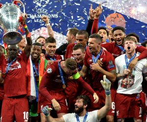 epa07619061 Players of Liverpool celebrate with the trophy after winning the UEFA Champions League final between Tottenham Hotspur and Liverpool FC at the Wanda Metropolitano stadium in Madrid, Spain, 01 June 2019.  EPA/PETER POWELL