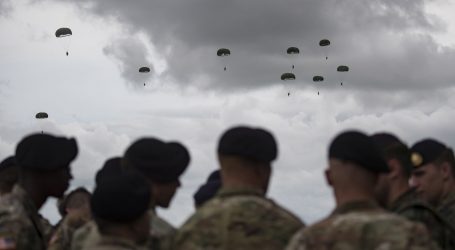 Britanski veterani skočili padobranom nad Normandijom 75 godina nakon Dana D