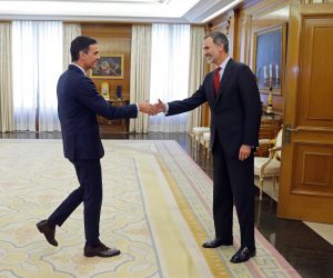 epa07630866 King Felipe VI of Spain (R) greets Spanish Prime Minister, Pedro Sanchez at Zarzuela Palace in Madrid, Spain, 06 June 2019. King Felipe VI mets representatives of all parties with seats in Parliament, in order to choose a candidate to be elected as Prime Minister by the Parliament after the elections held 28 April 2019.  EPA/Juan Carlos Hidalgo/ POOL