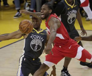 epa07634309 Toronto Raptors forward Kawhi Leonard (2-L) reaches for a loose ball against Golden State Warriors forward Andre Iguodala (L) during the NBA Finals game four between the Toronto Raptors and the Golden State Warriors at Oracle Arena in Oakland, California, 07 June 2019.  EPA/MONICA M. DAVEY SHUTTERSTOCK OUT