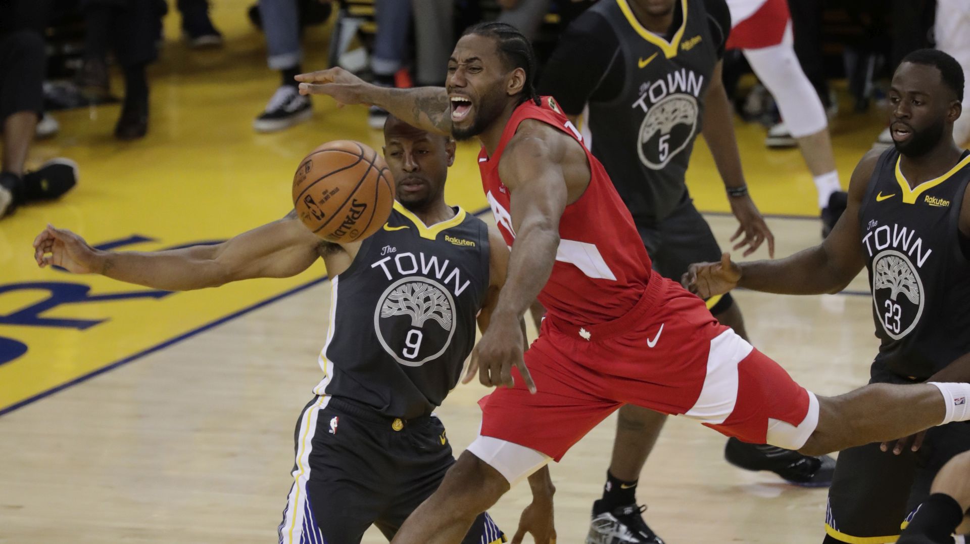 epa07634309 Toronto Raptors forward Kawhi Leonard (2-L) reaches for a loose ball against Golden State Warriors forward Andre Iguodala (L) during the NBA Finals game four between the Toronto Raptors and the Golden State Warriors at Oracle Arena in Oakland, California, 07 June 2019.  EPA/MONICA M. DAVEY SHUTTERSTOCK OUT