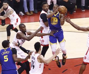 epa07640020 Golden State Warriors forward Andre Iguodala (2-R) passes off against the Toronto Raptors during the first half of the NBA Finals basketball game five between the Golden State Warriors and the Toronto Raptors at Scotiabank Arena in Toronto, Canada, 10 June 2019.  EPA/LARRY W. SMITH SHUTTERSTOCK OUT