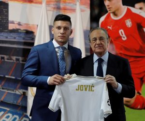 epa07643396 Real Madrid's new soccer player Luka Jovic (L) poses with Real Madrid's President, Florentino Perez, during his presentation at Santiago Bernabeu stadium in Madrid, Spain, 12 June 2019. Jovic has signed a five-seasons-contract with Real Madrid after Spanish LaLiga's club Real Madrid reached an agreement with Eintracht Frankfurt for his transfer in the region of 60 million euro plus five on variables.  EPA/Juan Carlos Hidalgo