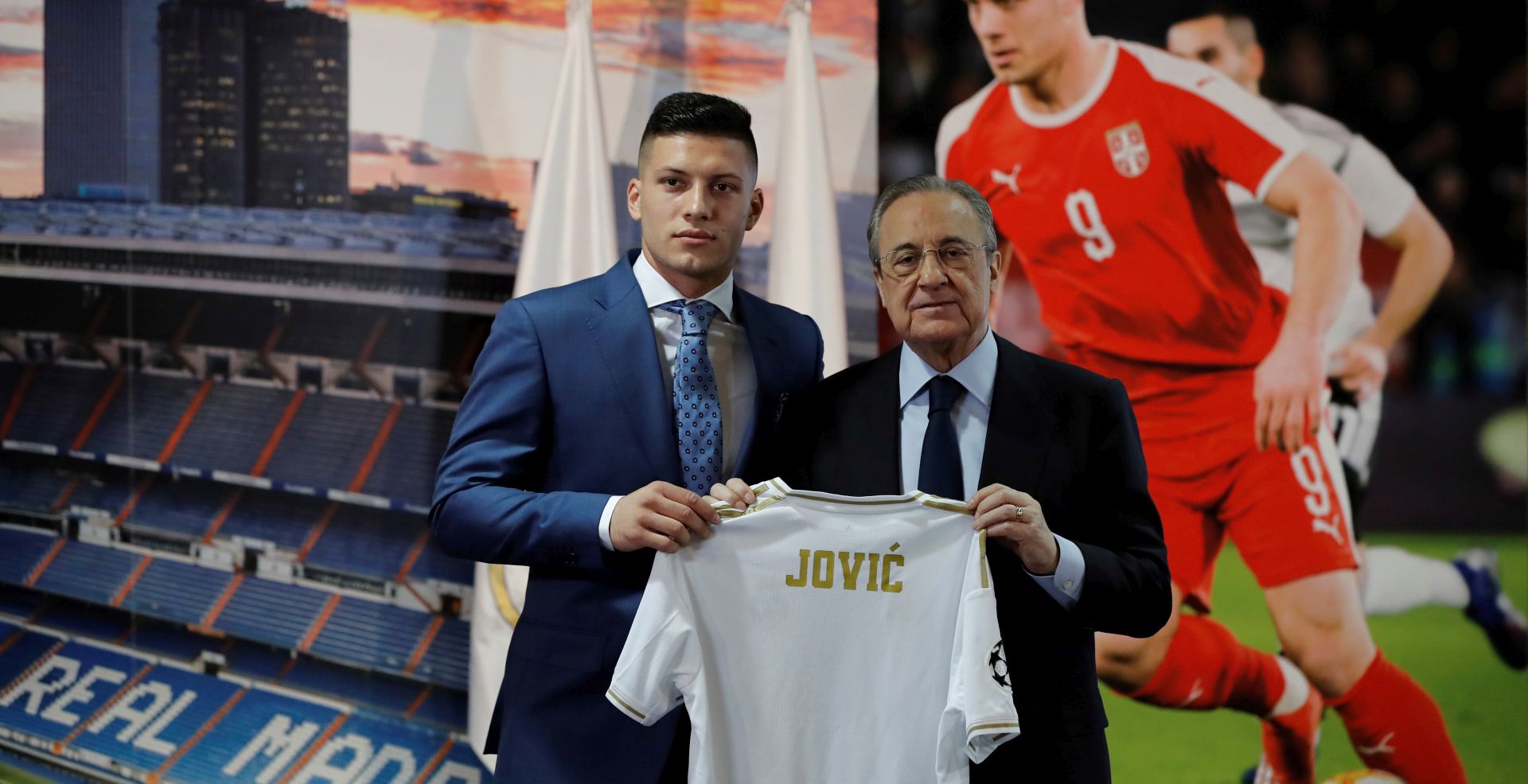 epa07643396 Real Madrid's new soccer player Luka Jovic (L) poses with Real Madrid's President, Florentino Perez, during his presentation at Santiago Bernabeu stadium in Madrid, Spain, 12 June 2019. Jovic has signed a five-seasons-contract with Real Madrid after Spanish LaLiga's club Real Madrid reached an agreement with Eintracht Frankfurt for his transfer in the region of 60 million euro plus five on variables.  EPA/Juan Carlos Hidalgo