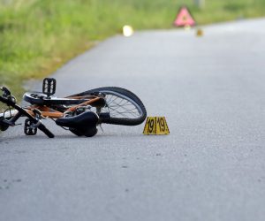 Koprivnica, 12.6.2019. - Osobni automobil naletio je na dvoje djece u Koprivničkom Ivancu u srijedu oko 18.50 sati, doznaje se u Policijskoj upravi koprivničko-križevačkoj. U tijeku je policijski očevid, a neslužbeno se doznaje da su dječaci bili na biciklima kada ih je udario vozač koji je pobjegao s mjesta nesreće. Zasad nije poznata težina ozljeda dječaka. Policija je u potrazi za vozačem, a očevici vjeruju da je bio pijan jer je krivudao po cesti. foto HINA/ ml
