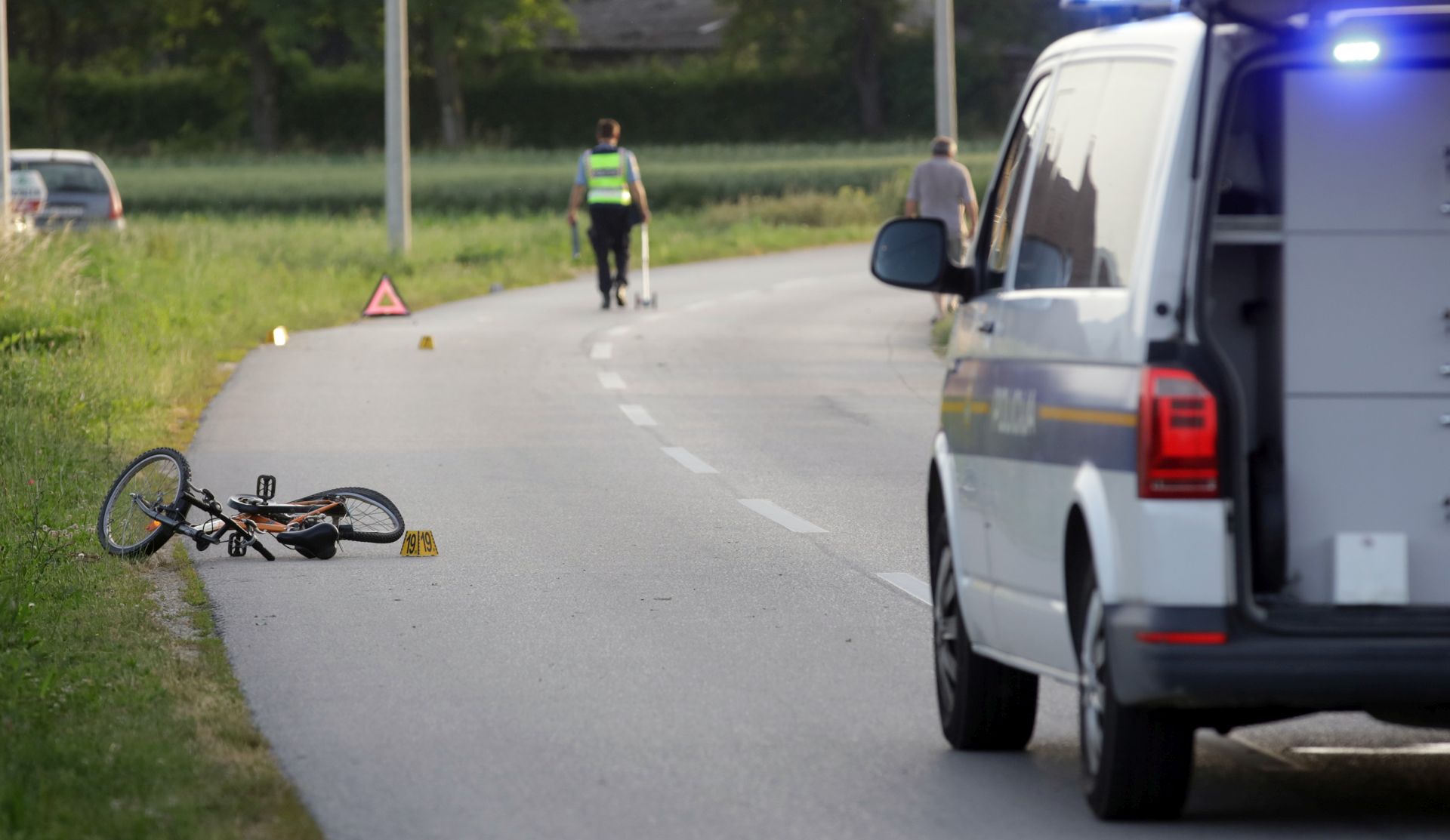 Koprivnica, 12.6.2019. - Osobni automobil naletio je na dvoje djece u Koprivničkom Ivancu u srijedu oko 18.50 sati, doznaje se u Policijskoj upravi koprivničko-križevačkoj. U tijeku je policijski očevid, a neslužbeno se doznaje da su dječaci bili na biciklima kada ih je udario vozač koji je pobjegao s mjesta nesreće. Zasad nije poznata težina ozljeda dječaka. Policija je u potrazi za vozačem, a očevici vjeruju da je bio pijan jer je krivudao po cesti. foto HINA/ ml
