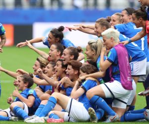 epa07648599 Italy players pose after the preliminary round match between Jamaica and Italy at the FIFA Women's World Cup 2019 in Reims, France, 14 June 2019.  EPA/TOLGA BOZOGLU
