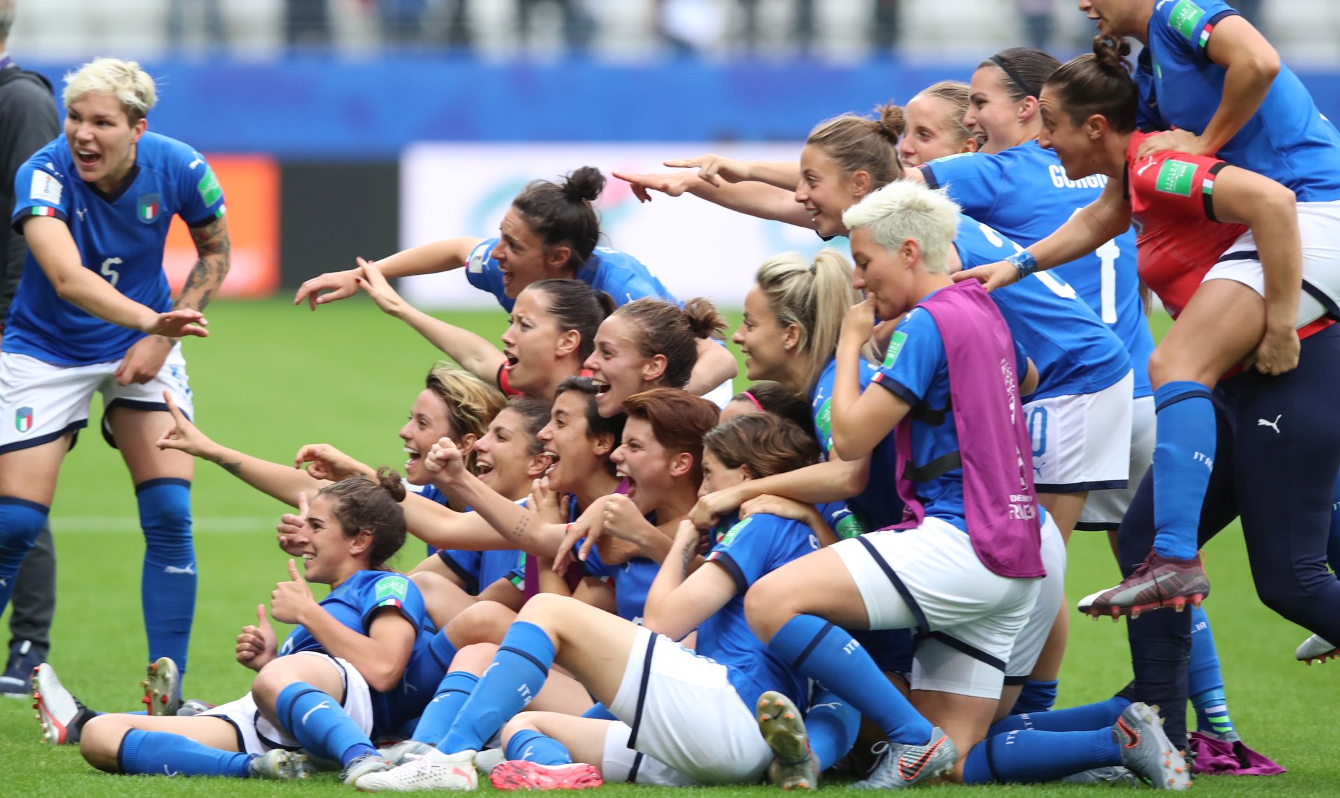epa07648599 Italy players pose after the preliminary round match between Jamaica and Italy at the FIFA Women's World Cup 2019 in Reims, France, 14 June 2019.  EPA/TOLGA BOZOGLU