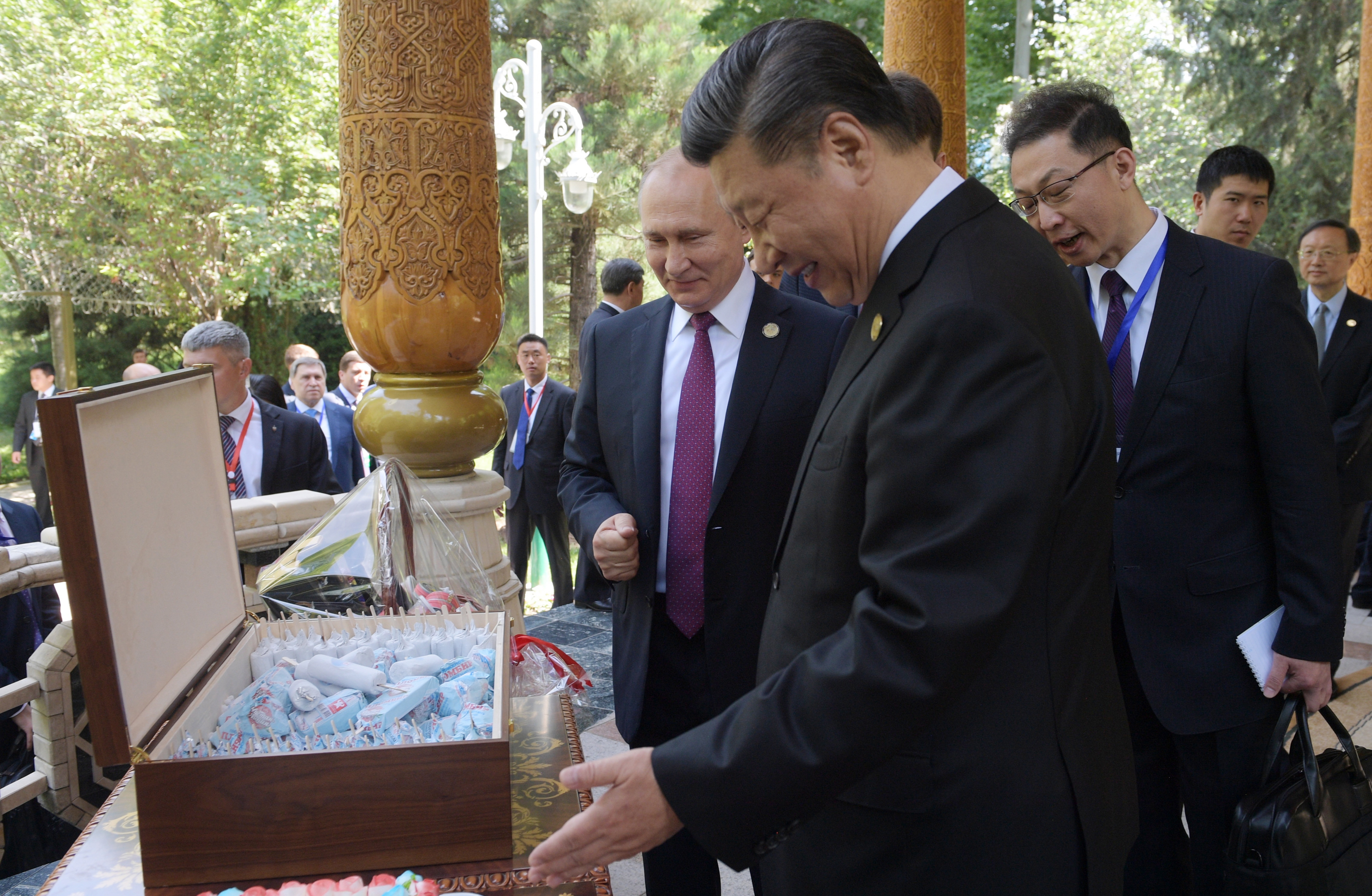 epa07649469 Russian President Vladimir Putin (L) and Chinese President Xi Jinping (C) during their meeting before the start of the fifth summit of the Conference on Interaction and Confidence Building Measures in Asia (CICA) in Dushanbe, Tajikistan, 14 June 2019 (issued 15 June 2019).  EPA/ALEXEI DRUZHININ / SPUTNIK / KREMLIN POOL PICTURE MADE AVAILABLE TODAY