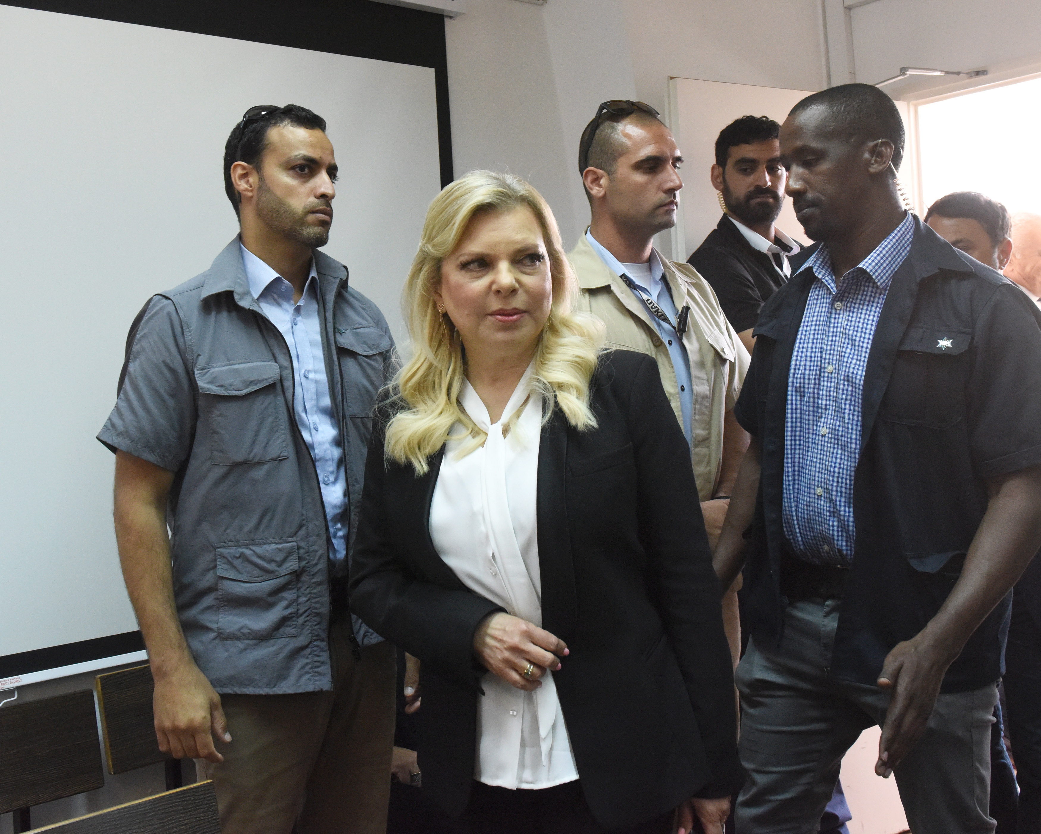 epa07651449 Sara Netanyahu (2-L), the wife of Israeli Prime Minister Benjamin Netanyahu, arrives in Jerusalem's Magistrate Court, 16 June 2019. Sara Netanyahu attended a hearing on a plea deal over the misuse of state funds for meals at the premier's residence.  EPA/DEBBIE HILL / POOL