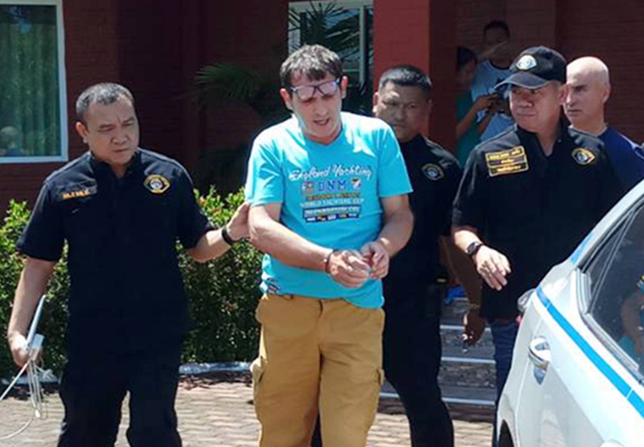 epa07653427 A handout photo made available by the Crime Suppression Division of the Royal Thai Police shows Thai police officers arresting Italian fraudster crime suspected Francesco Galdelli (C) at a house on the outskirts of Pattaya resort city, Chonburi province, Thailand, 15 June 2019 (issued 17 June 2019). Thai police arrested an Italian couple, a man identified as Francesco Galdelli and a woman Vanja Goffi as they wanted on an interpol notice after fleeing a jail sentence in Italy, accused of fraudulently using the name of US Hollywood actor George Clooney to scam people to invest in a bogus clothing company.  EPA/CRIME SUPPRESSION DIVISION/ROYAL THAI POLICE HANDOUT -- BEST QUALITY AVAILABLE -- HANDOUT EDITORIAL USE ONLY/NO SALES