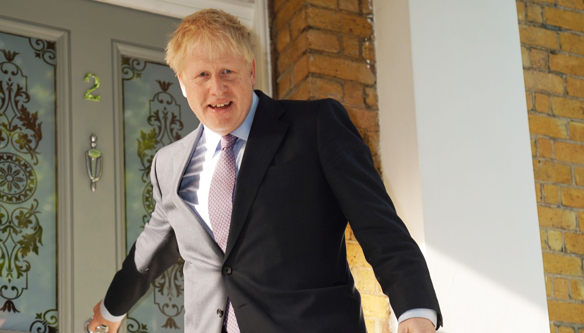 epa07654976 Conservative party leadership candidate Boris Johnson leaves his house in London, Britain, 18 June 2019. Johnson will appear in a BBC live debate among the remaining conservative candidates.  EPA/STRINGER