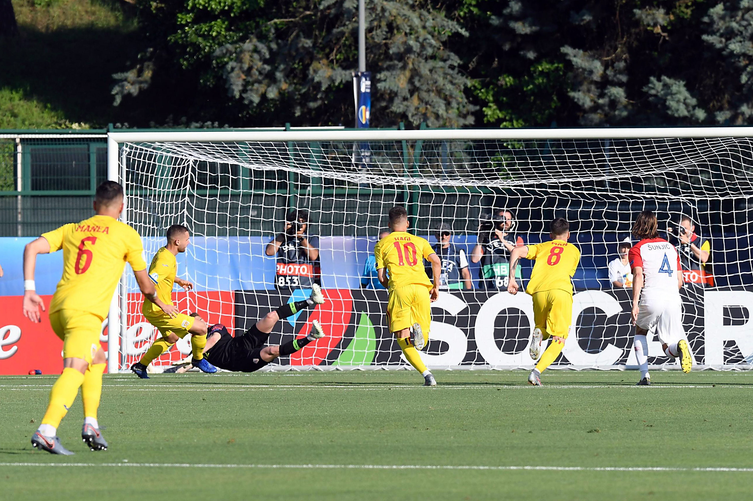 epa07656408 Romania's George Puscas (2-L) scores on penalty during the UEFA European Under-21 Championship 2019 Group C soccer match between Romania and Croatia in San Marino, 18 June 2019.  EPA/LUCA FANFANI