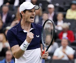 epa07661492 Britain's Andy Murray reacts as he plays alongside Feliciano Lopez of Spain against Colombia's Robert Farah and Juan Sebastian Cabal in their round 16 mens doubles match at the Fever Tree Championship at Queen's Club in London, Britain, 20 June 2019.  EPA/WILL OLIVER