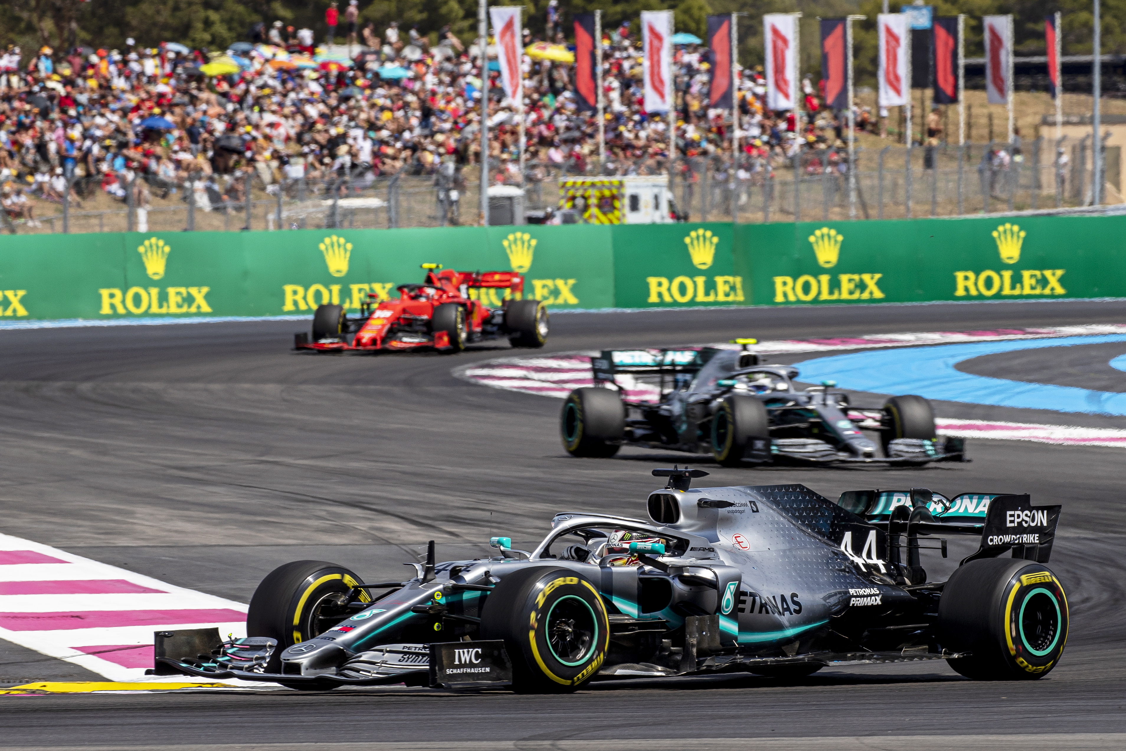 epa07668078 British Formula One driver Lewis Hamilton (front) of Mercedes AMG GP leads the pack during the 2019 French Formula One Grand Prix at Paul Ricard circuit in Le Castellet, France, 23 June 2019.  EPA/VALDRIN XHEMAJ