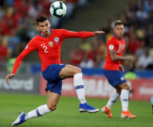 epa07671791 Igor Litchnovsky (C) of Chile in action during the Copa America 2019 Group C soccer match between Chile and Uruguay, at the Maracana Stadium in Rio de Janeiro, Brazil, 24 June 2019.  EPA/FERNANDO MAIA