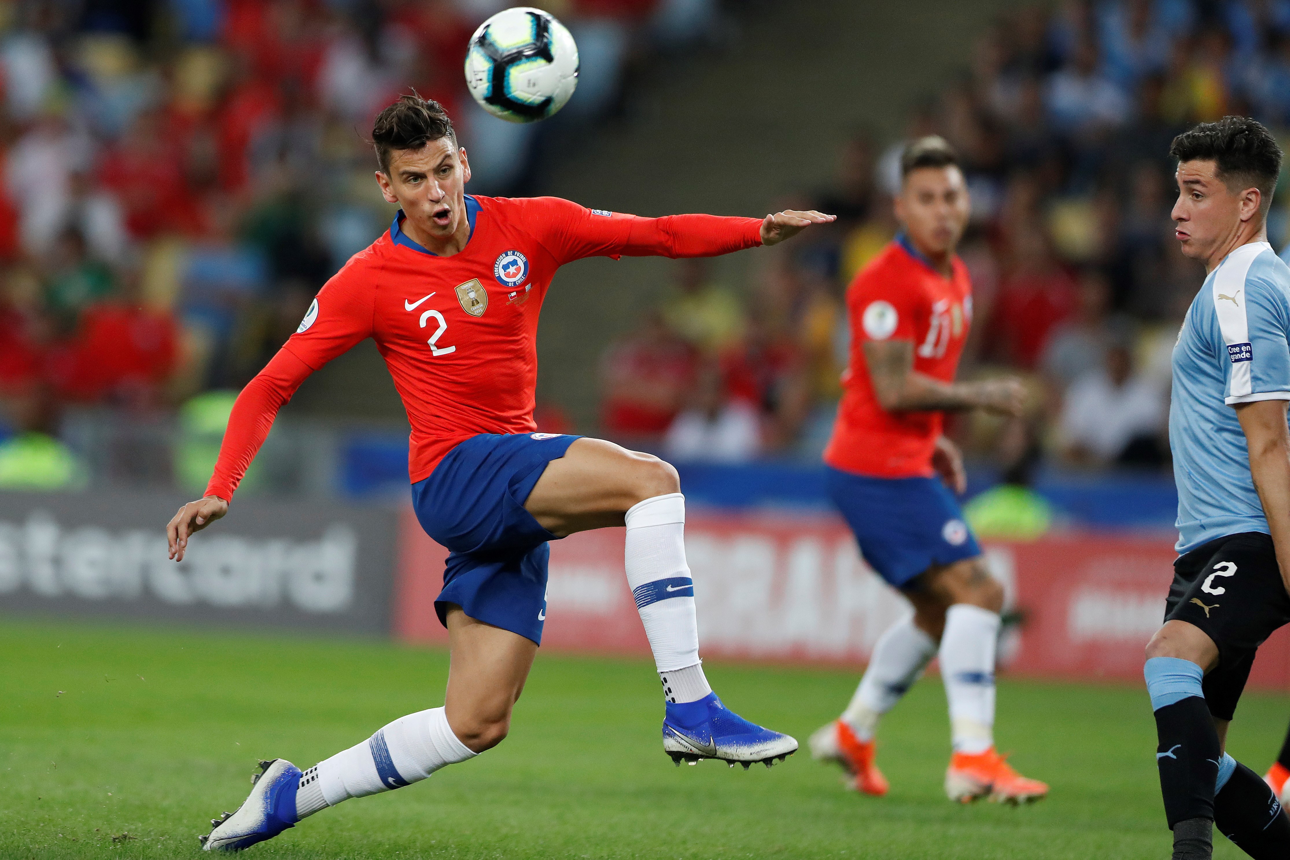 epa07671791 Igor Litchnovsky (C) of Chile in action during the Copa America 2019 Group C soccer match between Chile and Uruguay, at the Maracana Stadium in Rio de Janeiro, Brazil, 24 June 2019.  EPA/FERNANDO MAIA