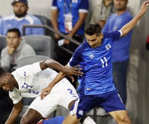 epa07673613 Felix Crisanto of Honduras (L) in action against Juan Carlos Portillo of El Salvador (R) during the first half of the CONCACAF Gold Cup group stage soccer match between Honduras and El Salvador at Bank of California Stadium in Los Angeles, California, USA, 25 June 2019.  EPA/ETIENNE LAURENT