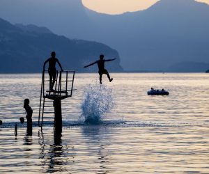 epa07673827 Youth enjoy the evening on lake Walensee in Walenstadt, Switzerland, 25 June 2019 (issued 26 June 2019). The country was hit by a heatwave with temperatures up to 39 degrees Celsius.  EPA/GIAN EHRENZELLER