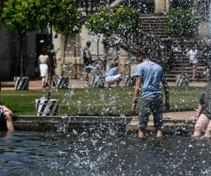 epa07674698 People cool off at a fountain at the yard of the Zwinger palace in Dresden, Germany, 26 June 2019. Temperatures registered 38 degrees Celsius in Eastern Germany.  EPA/FILIP SINGER