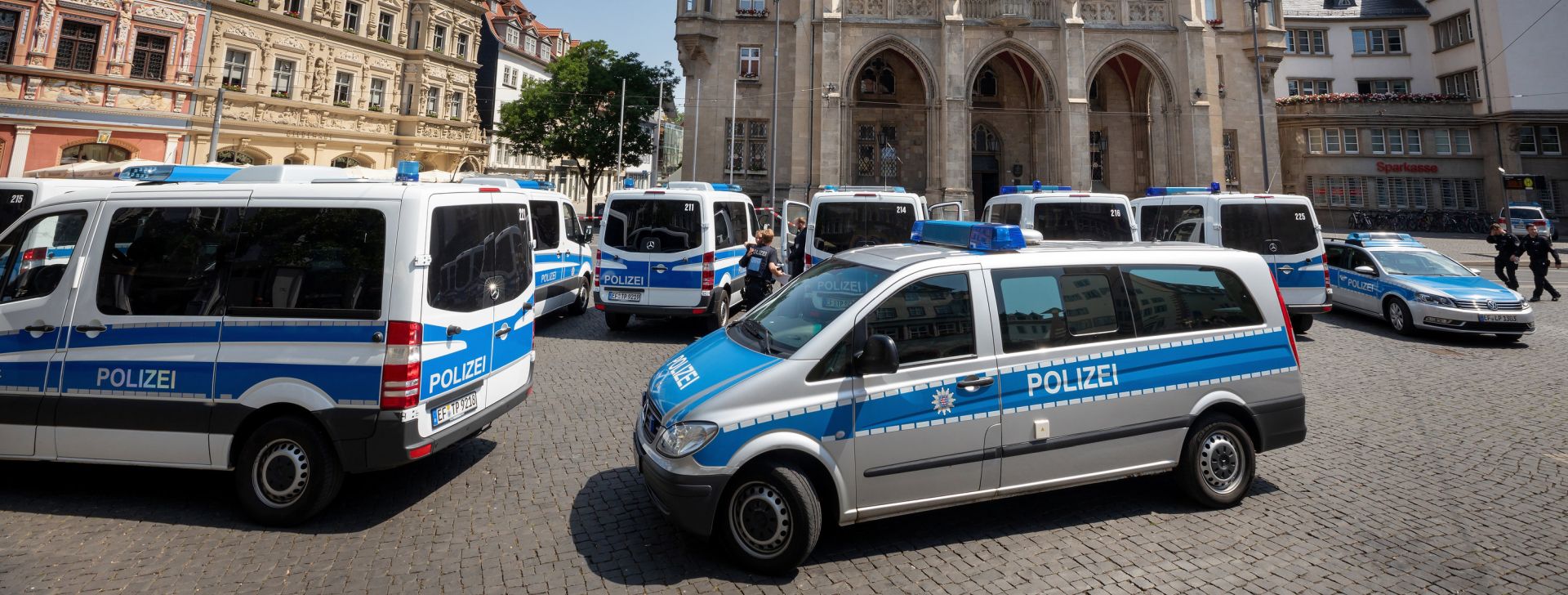 26 June 2019, Thuringia, Erfurt: Police vehicles are parked in front of the evacuated town hall after a bomb threat. Photo: Michael Reichel/dpa-Zentralbild/dpa