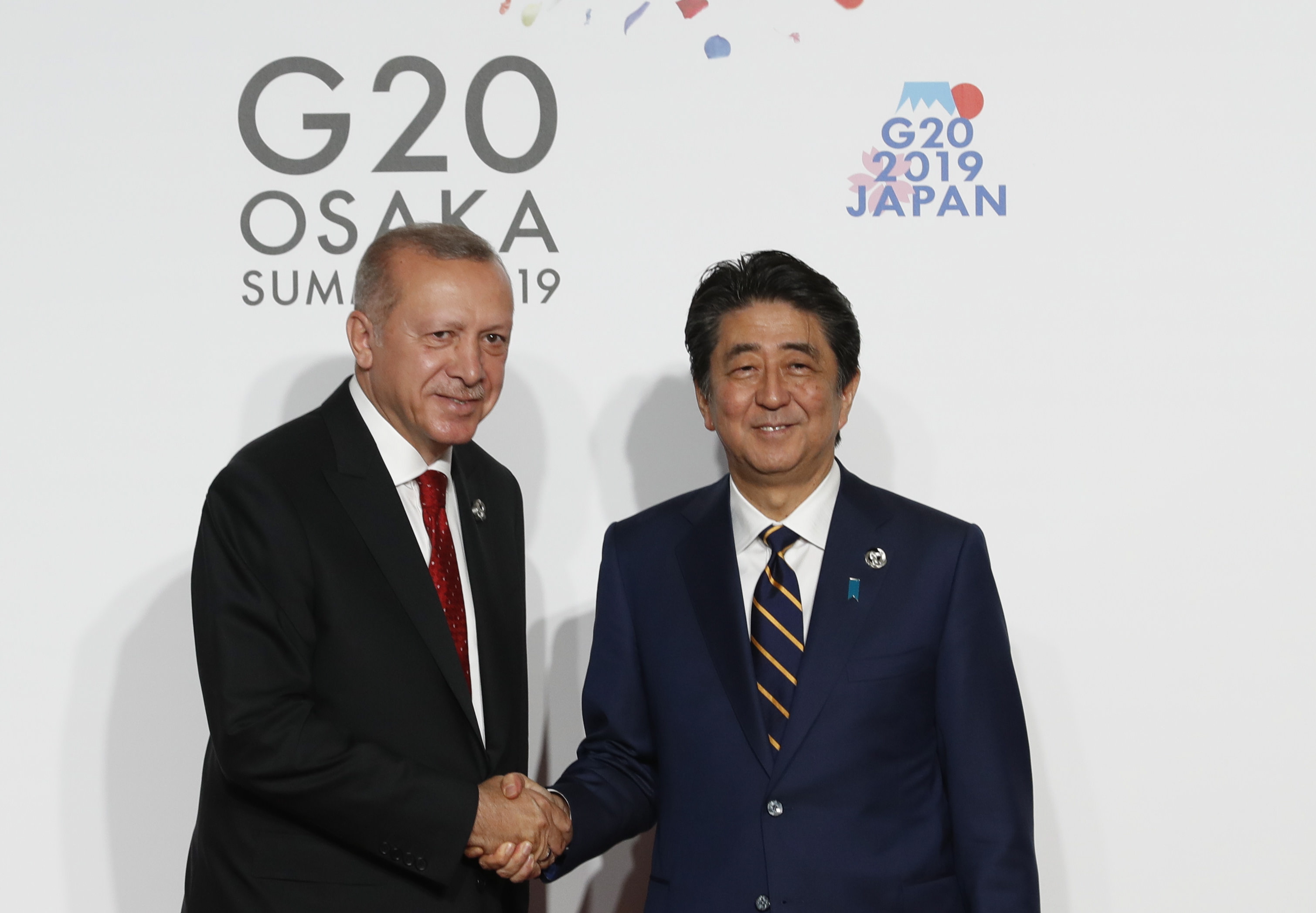 epa07678977 Turkish President Tayyip Erdogan (L) is welcomed by Japanese Prime Minister Shinzo Abe (R) upon his arrival for a welcome ceremony on the first day of the G20 summit in Osaka, Japan, 28 June 2019. It is the first time Japan hosts a G20 summit. The summit gathers leaders from 19 countries and the European Union to discuss topics such as global economy, trade and investment, innovation and employment.  EPA/KIM KYUNG HOON / POOL