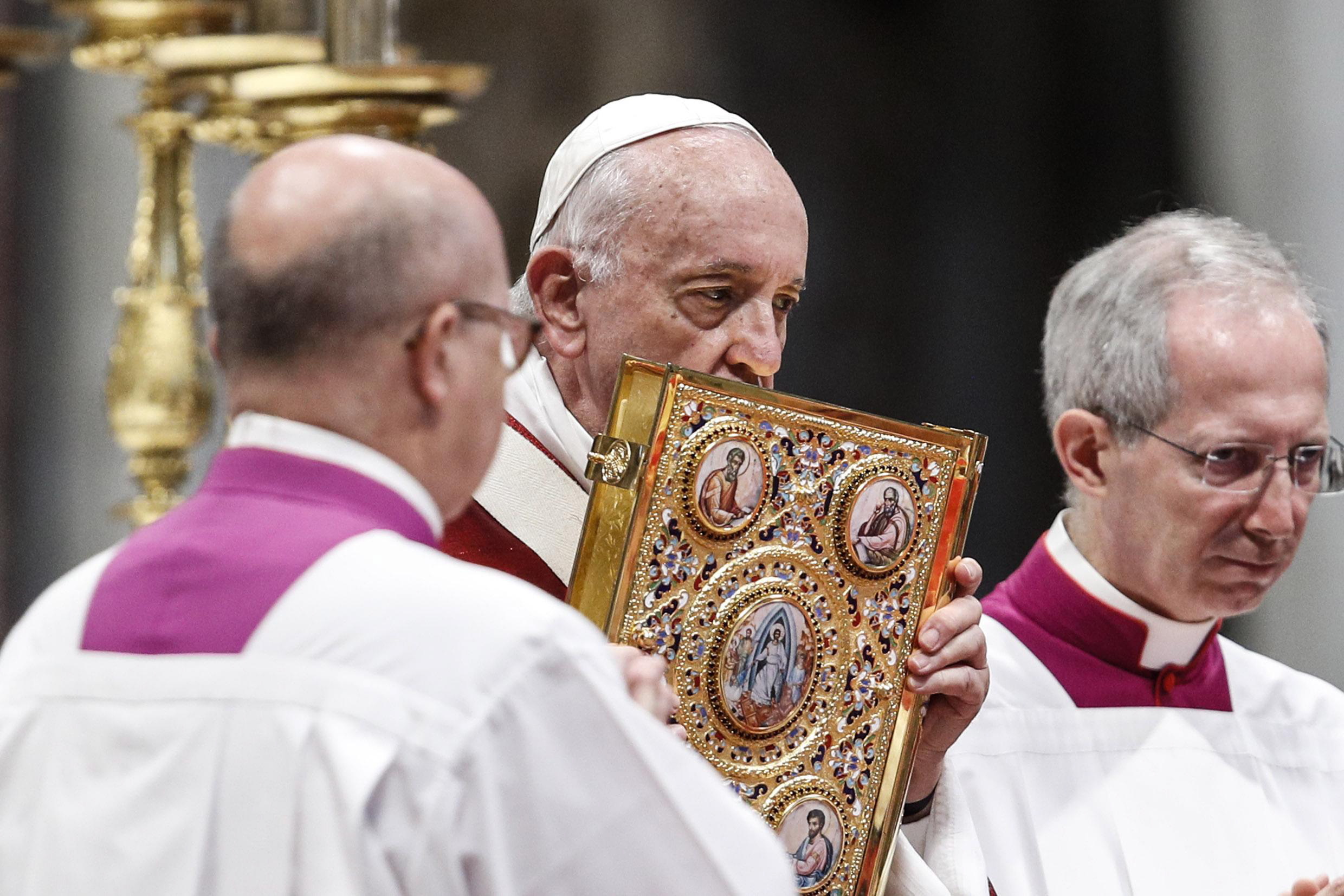 epa07681866 Pope Francis leads a mass to bless the Palliums for the new metropolitan archbishops in Saint Peter's Basilica at the Vatican City, 29 June 2019.  EPA/GIUSEPPE LAMI