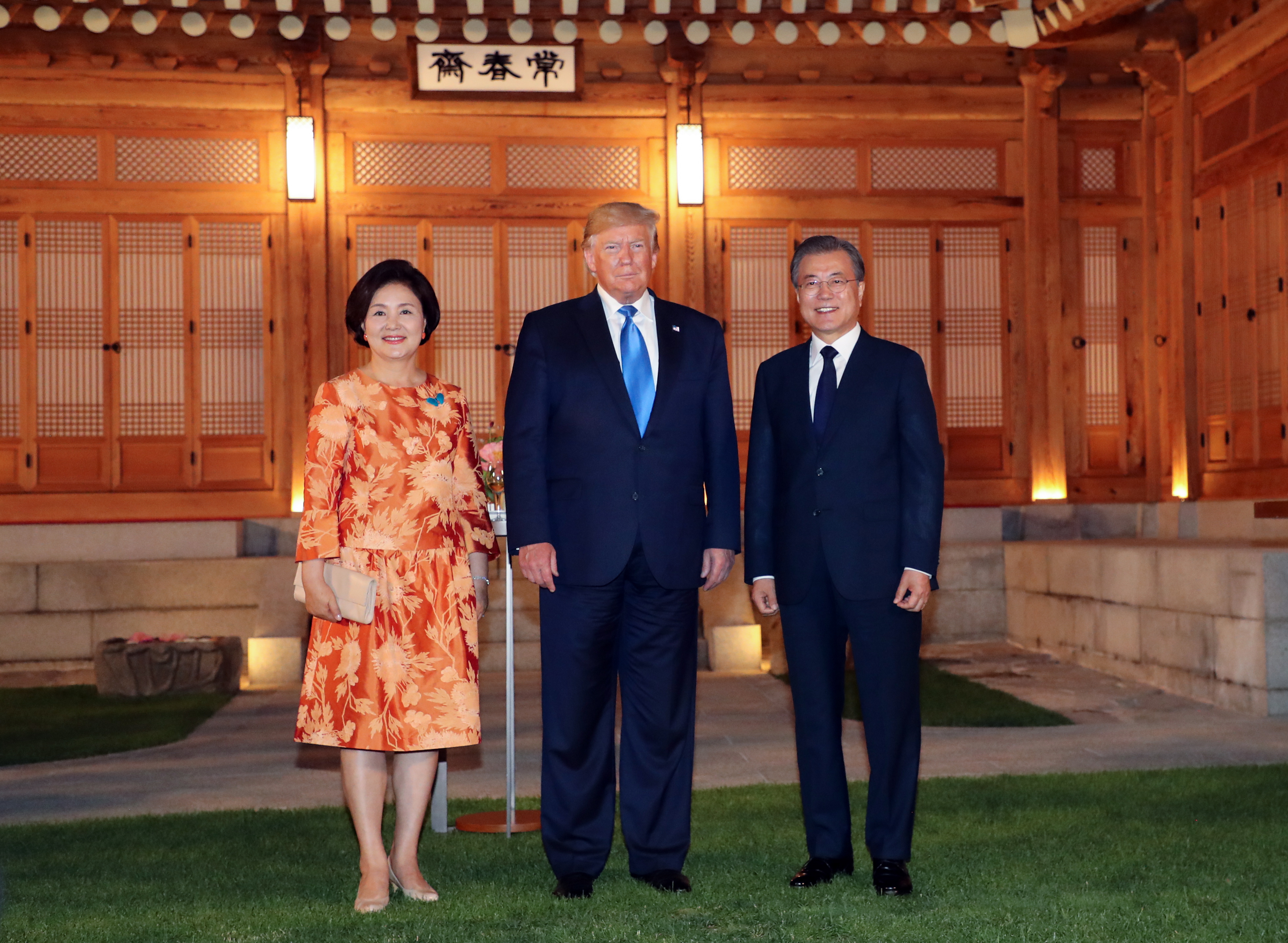 epa07682496 South Korean President Moon Jae-in (R) and his wife, Kim Jung-sook (L), pose for a photo with US President Donald J. Trump (C) before a welcome dinner at the presidential office Cheong Wa Dae in Seoul, South Korea, 29 June 2019. The US leader arrived earlier in the day on a two-day visit that will include a summit with South Korean President Moon and a possible trip to the Demilitarized Zone (DMZ) that divides the two Koreas.  EPA/YONHAP SOUTH KOREA OUT
