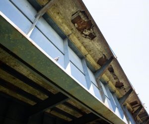 07.06.2019., Zagreb - Savski most je nakon jucerasnjeg propadanja nogostupa privremeno popravljen metalnim plocama dok je podnozje mosta u derutnom stanju. Photo: Davor Puklavec/PIXSELL