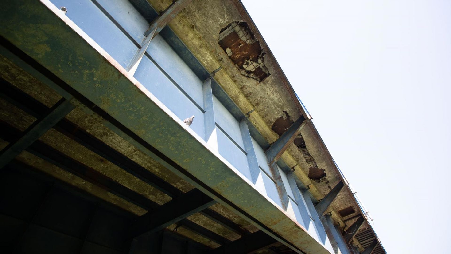 07.06.2019., Zagreb - Savski most je nakon jucerasnjeg propadanja nogostupa privremeno popravljen metalnim plocama dok je podnozje mosta u derutnom stanju. Photo: Davor Puklavec/PIXSELL