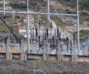 Dubrovnik: Nekoliko osoba prevezeneo u bolnicu zbog požara u HR Plat 10.01.2019., Hidroelktrana Plat, Plat, Zupa dubrovacka - Eksplozija i pozar u hidroelktrani Plat. Nacelnik policije Ivan Pavlicevic potvrdio je da je u odvodnom kanalu pronadjeno bezvotno tijelo jednog od trojice nestalih radnika hidroelektrane kojeg su ronioci izvukli na povrsinu. Za drugom dvojicom jos se traga.
Pozar u hidrocentrali Plat je ugasen. Pretpostavlja se da je uzrok pozara tehnicke naravi, a o uzroku ce vjestacenje provesti centar Ivan Vucetic. Sva trojica djelatnika za kojima se traga su s podrucja Dubrovnika. 
Photo: Grgo Jelavic/PIXSELL