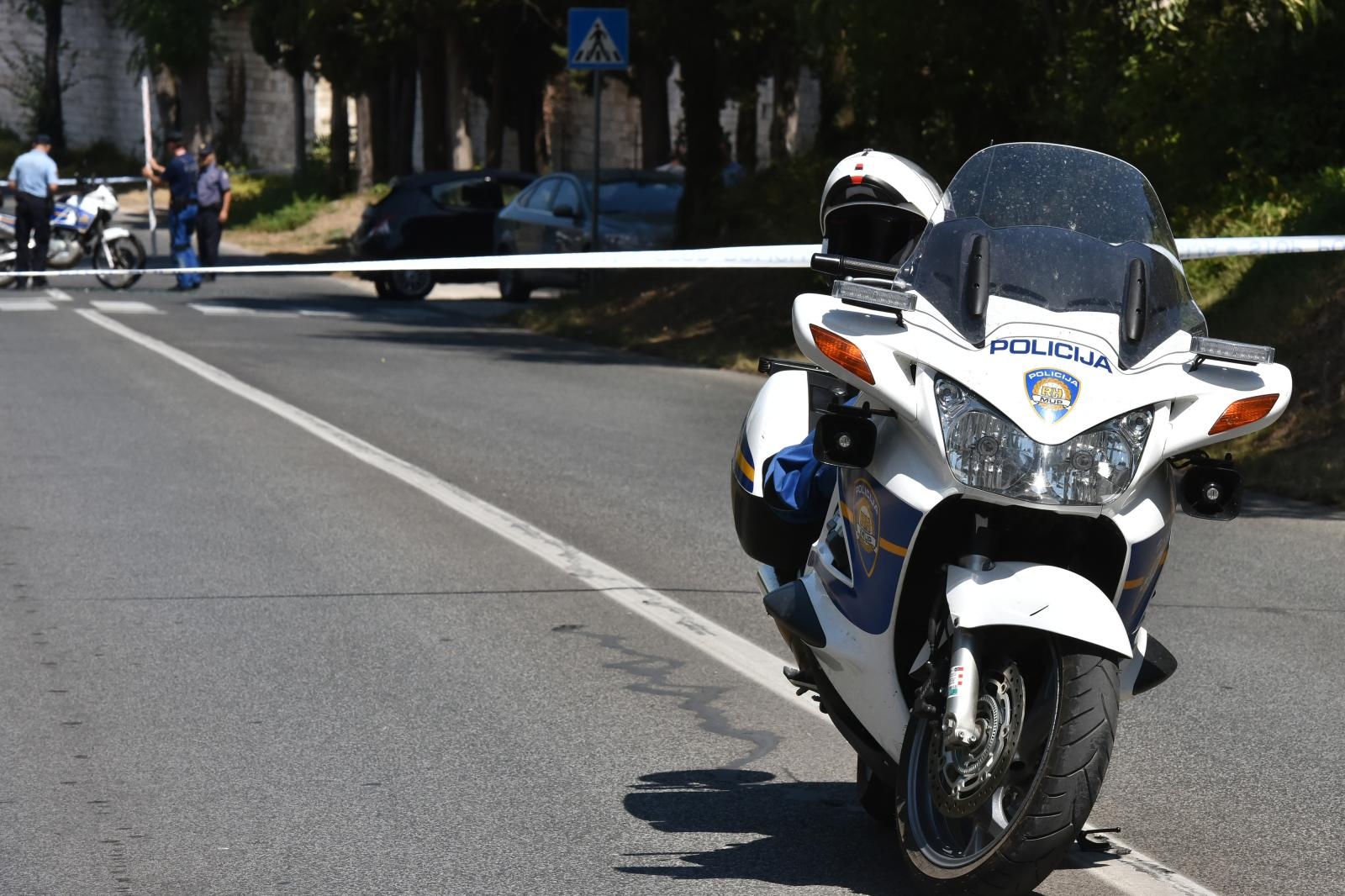 16.08.2017., Pula - Danas od 12.20 sati za sav je promet zatvorena Trscanska ulica u Puli. Policija je zatvorila cestu zbog prometne nesrece u kojoj je ozlijedjen policijski djelatnik. 
Nesreca se dogodila u 12.12 sati kad se iz, za sada neutvrdjenih razloga dogodio sudar izmedju motocikla i osobnog vozila talijanskih registarskih oznaka. U nesreci je ozlijedjen policijski djelatnik koji je upravljao motociklom, te je prevezen u Opcu bolnicu Pula. 
O svemu je obavijesten drzavni odvjetnik, a ocevid je u tijeku. 
Photo: Dusko Marusic/PIXSELL