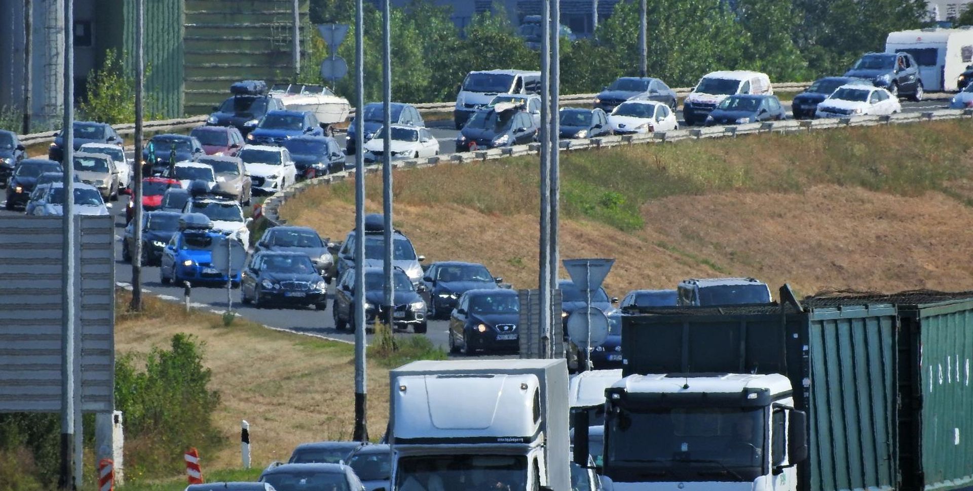 18.08.2018., Zagreb -  Na ulasku na autocestu u smjeru mora kod Luckog, stvaraju se prometne guzve. 
Photo: Borna Filic/PIXSELL