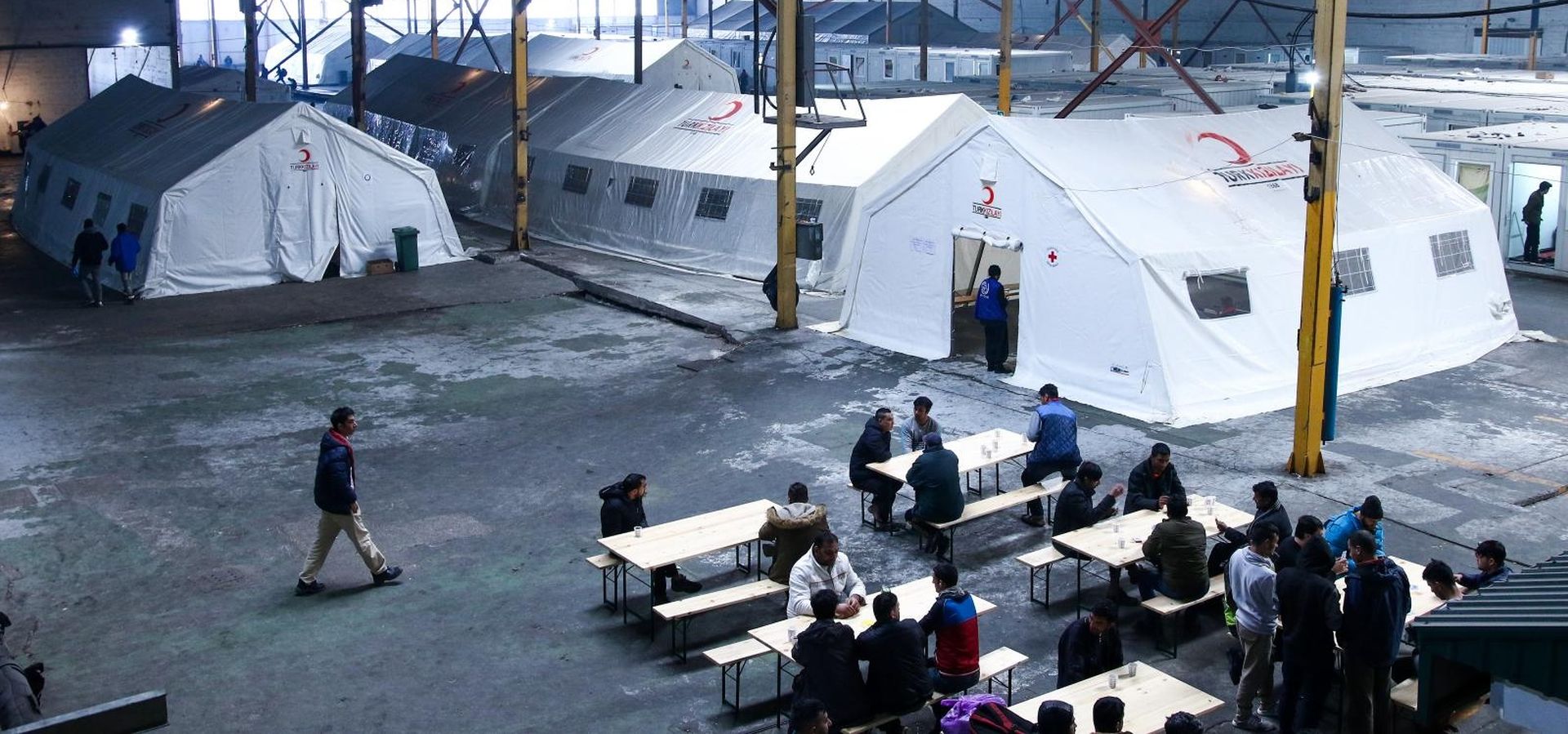 Bihać: Svakodnevni život migranata u prihvatnom centru Bira 21.02.2019., Bihac, Bosna i Hercegovina - U prihvatnom centru "Bira" u Bihacu smjesteno je oko 2000 migranata. U Biri su za migrante osigurani satori i kontejneri prilagodjeni za zimske uvjete. Odmah po dolasku obavlja se lijecnicki pregled, a osigurana su im tri obroka dnevno, deke, higijenske i druge potrepstine. Migrantima je napravljen i mesdzid, mjesto gdje se mogu moliti.

Photo: Armin Durgut/PIXSELL